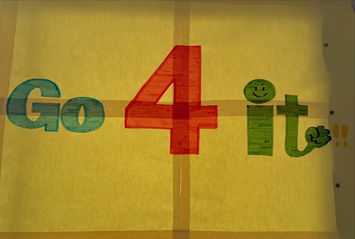 学年目標を教室前の廊下に掲示しています。