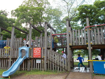 滑り台をすべる子供たち