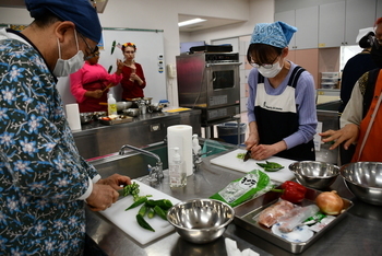 協力してオクラを切る参加者