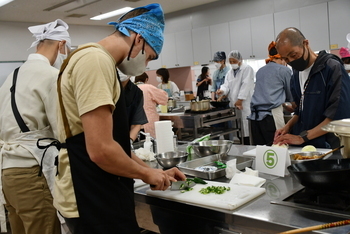 協力してオクラを切る参加者2