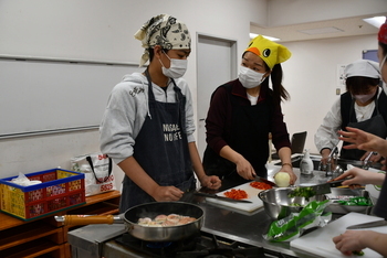 協力して調理する参加者