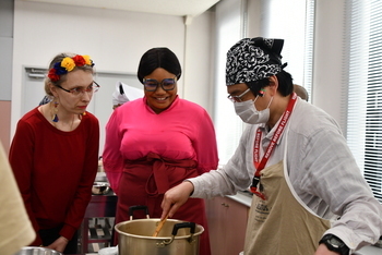 笑顔で調理を見守るゲストスピーカー