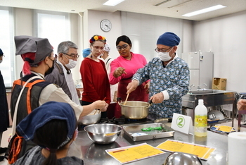 ゲストスピーカーに火加減を見てもらいながら調理する参加者