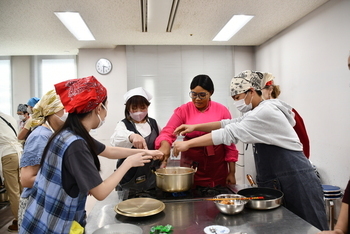 ゲストスピーカーにアドレスを受けて味付けする参加者