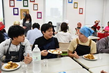 試食しながら笑顔で交流する参加者