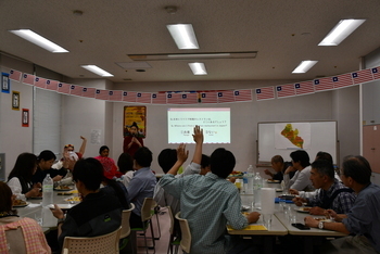 リベリアのクイズに参加する参加者