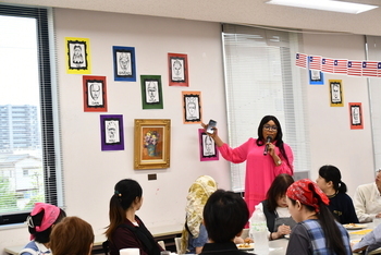 地方ごとに違うマスクを説明するゲストスピーカー