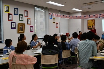 ゲストスピーカーの話を笑顔で聞く参加者