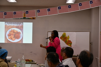 笑顔でリベリアの食文化を伝えるゲストスピーカー