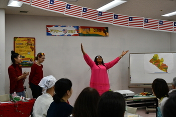 伝統の踊りを披露してリベリアの文化を伝えるゲストスピーカー