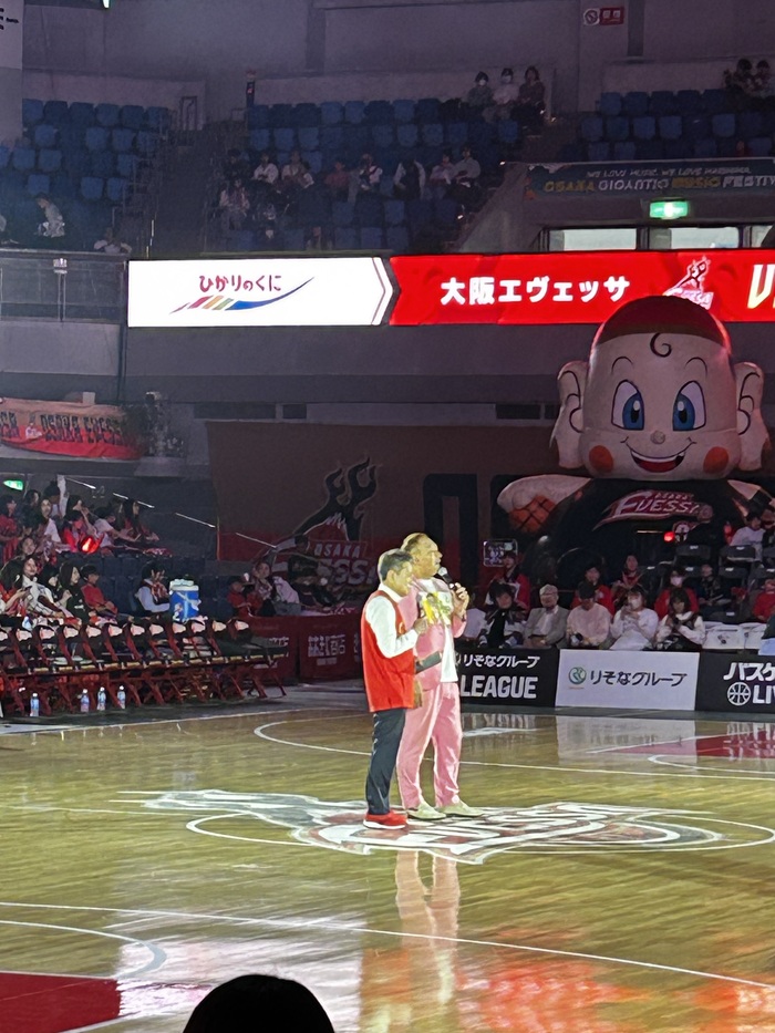 写真：八尾プロモーション推進アドバイザーspan!水本さんと大松桂右八尾市長　ステージ挨拶の写真