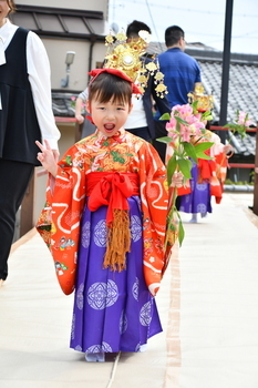 ピースをする笑顔の稚児