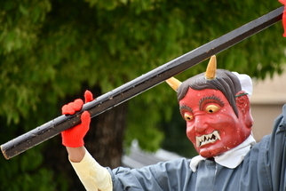 棍棒を振り上げて威嚇する赤鬼