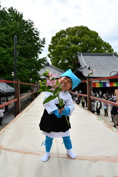 歯を見せて笑う小坊主