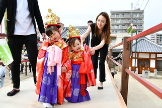 ピースをする姉妹の稚児