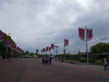 長居公園を歩く子どもたち