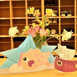 こいのぼりと花