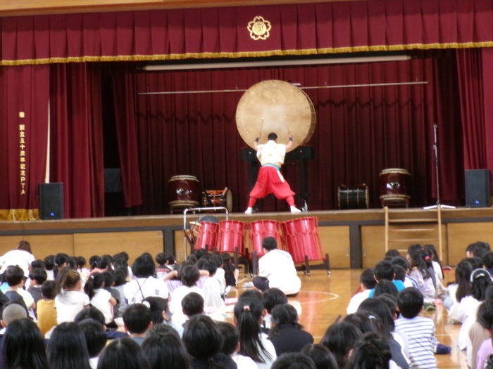 大太鼓をたたいている様子