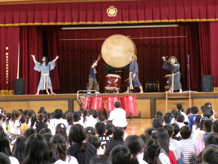 児童が代表で太鼓をたたかせてもらう様子