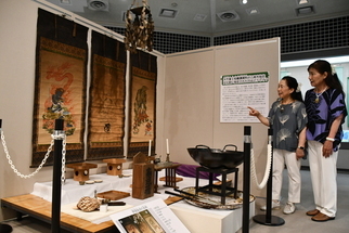 大竹富士垢離講資料 附調査記録を見学する来館者