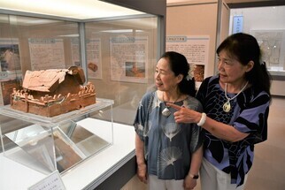 水の祭祀場を表した埴輪を見学する来館者