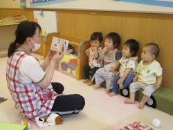 並んで座り、絵本を見る写真