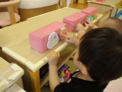 フィジェットトイを指で押してみる子どもの写真