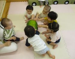 冬瓜を触る子どもの写真