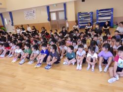 始業式で集まっている子どもの写真
