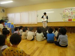 座って栄養士さんの話を聞いている写真