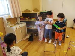 クラス全員の前で歌を発表している子どもの写真