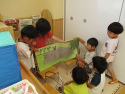 大型絵本を立てて子どもたちが仲良く見ている様子