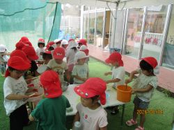 子どもたちが色水氷で楽しんでいる様子。