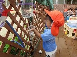 子どもが水遊びをたんのしんでいます