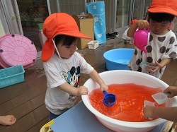 子どもが水遊びをしています