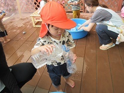 子どもが水遊びをしています