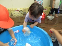 子どもが水遊びをしています
