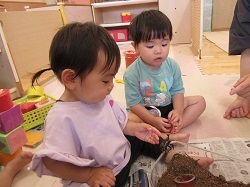 子どもが虫をみています