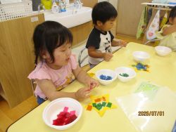 カラーセロハンでお星さまを作っている写真