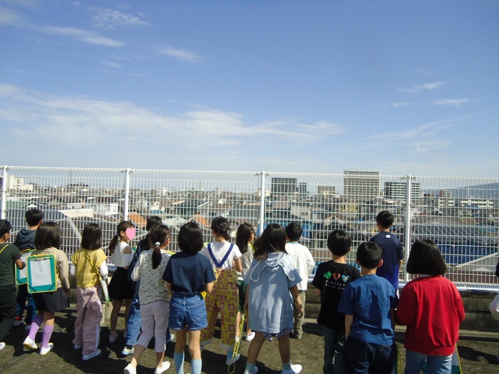 3年生、屋上から学校の周りの風景を見てきたよ