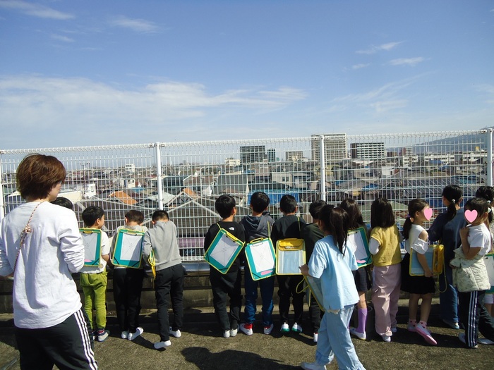 3年生、屋上から学校の周りの風景を見てきたよ