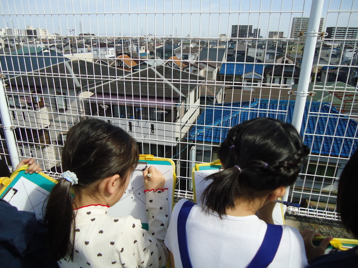 3年生、屋上から学校の周りの風景を見てきたよ