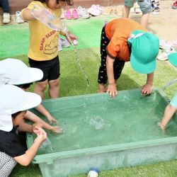 園庭で水遊び