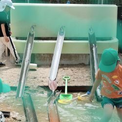 砂場にとゆで水の通り道づくり
