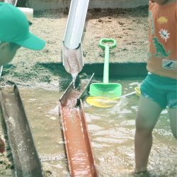 砂場のとゆに水を流す