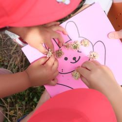 うさぎの絵にシロツメクサをさす