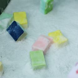 たらいに入った泡