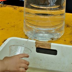 ペットボトルの穴からちょろちょろ流れる水をキャッチ