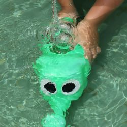 ぞうさんじょうろに水を入れる
