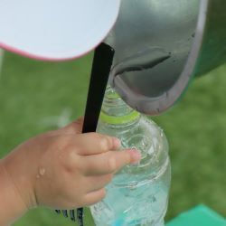 ペットボトルに水を移し替え